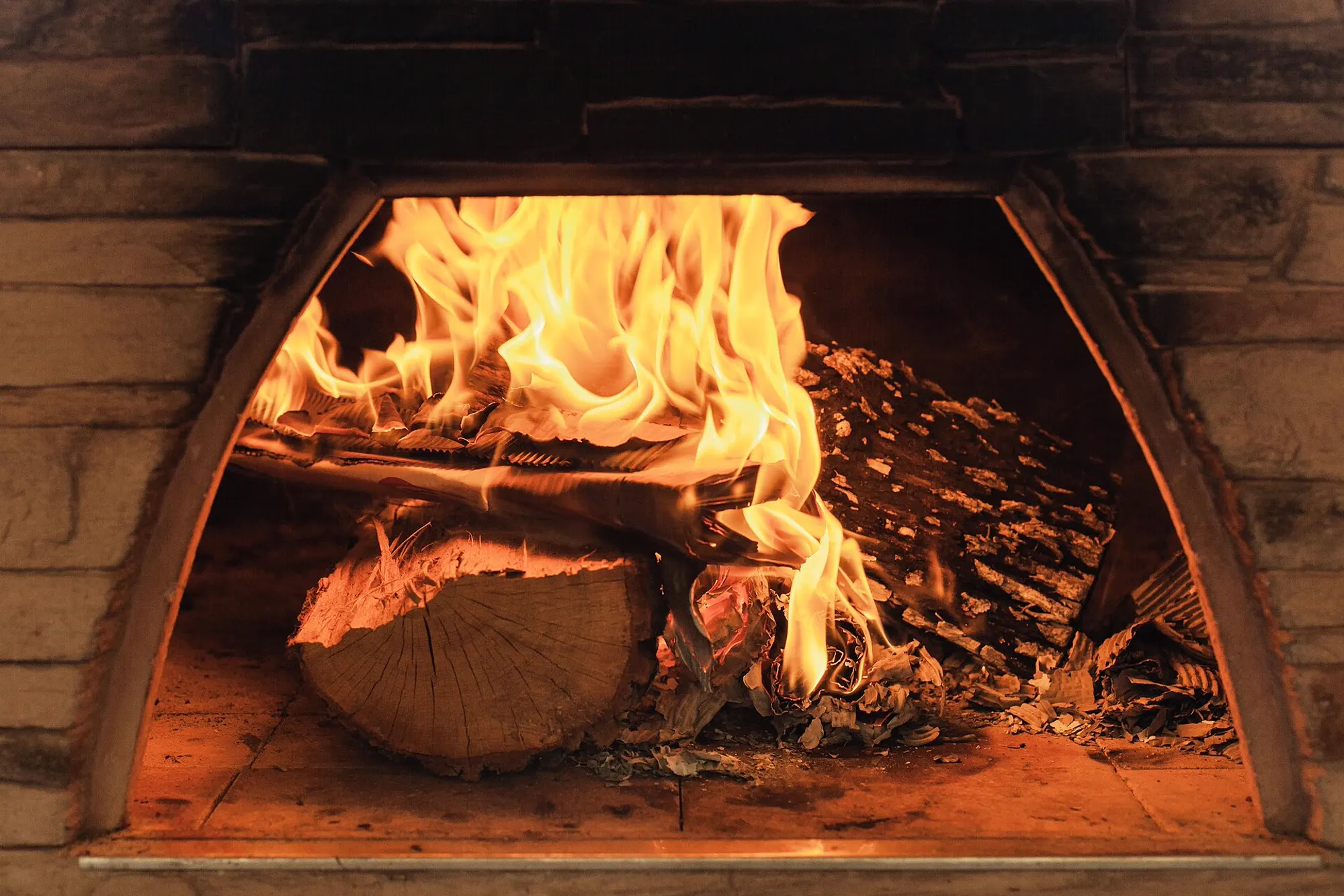 La fiamma viva dentro un forno a legna per la pizza