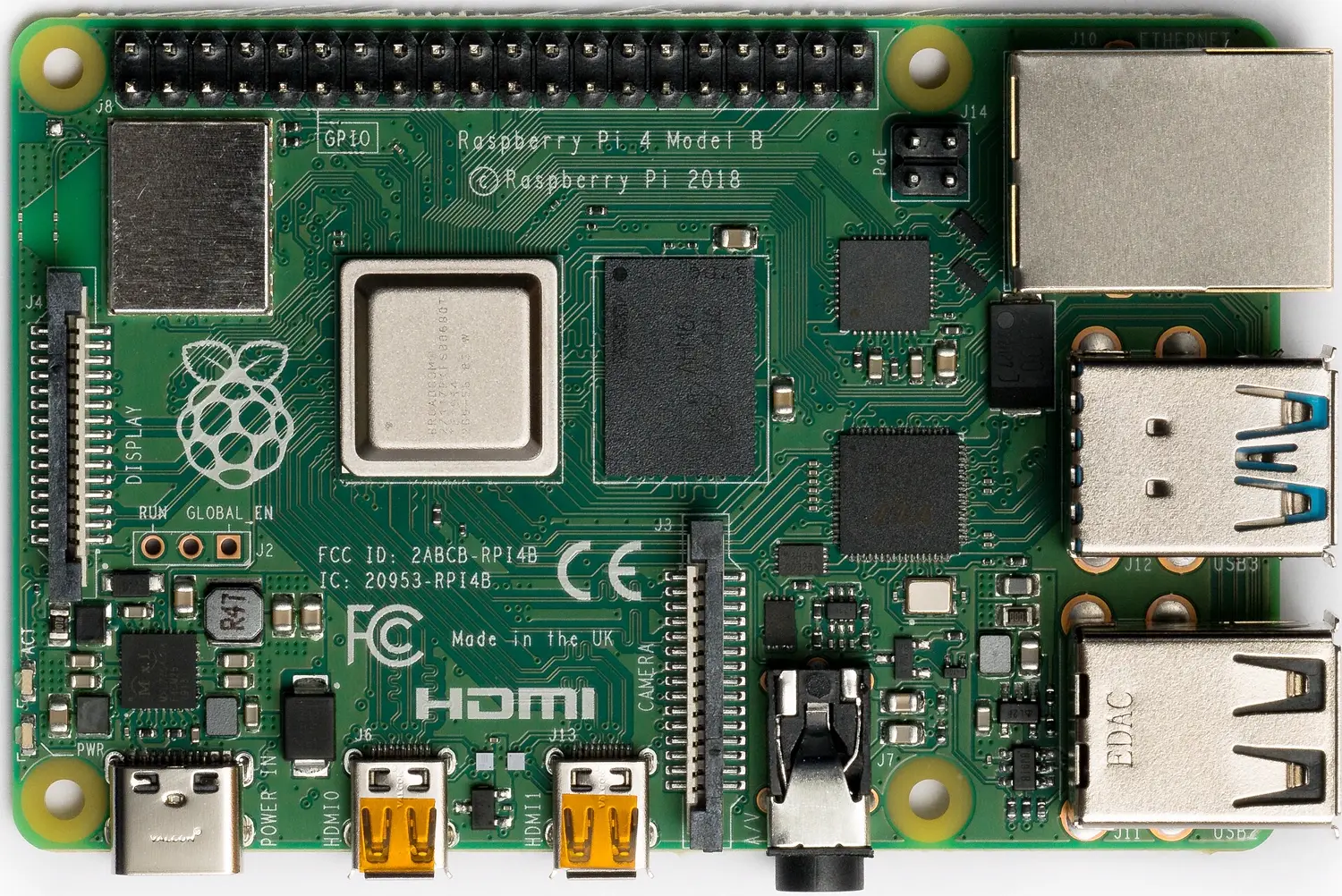 La scheda Raspberry Pi 4 vista dall'alto, con il processore, le porte USB e la presa di rete